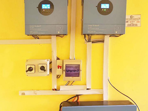 อินเวอร์เตอร์นอกกริด 5kW สองตัว + แบตเตอรี่ลิเธียม 10kWh สร้างระบบนอกกริดที่มีประสิทธิภาพสูง